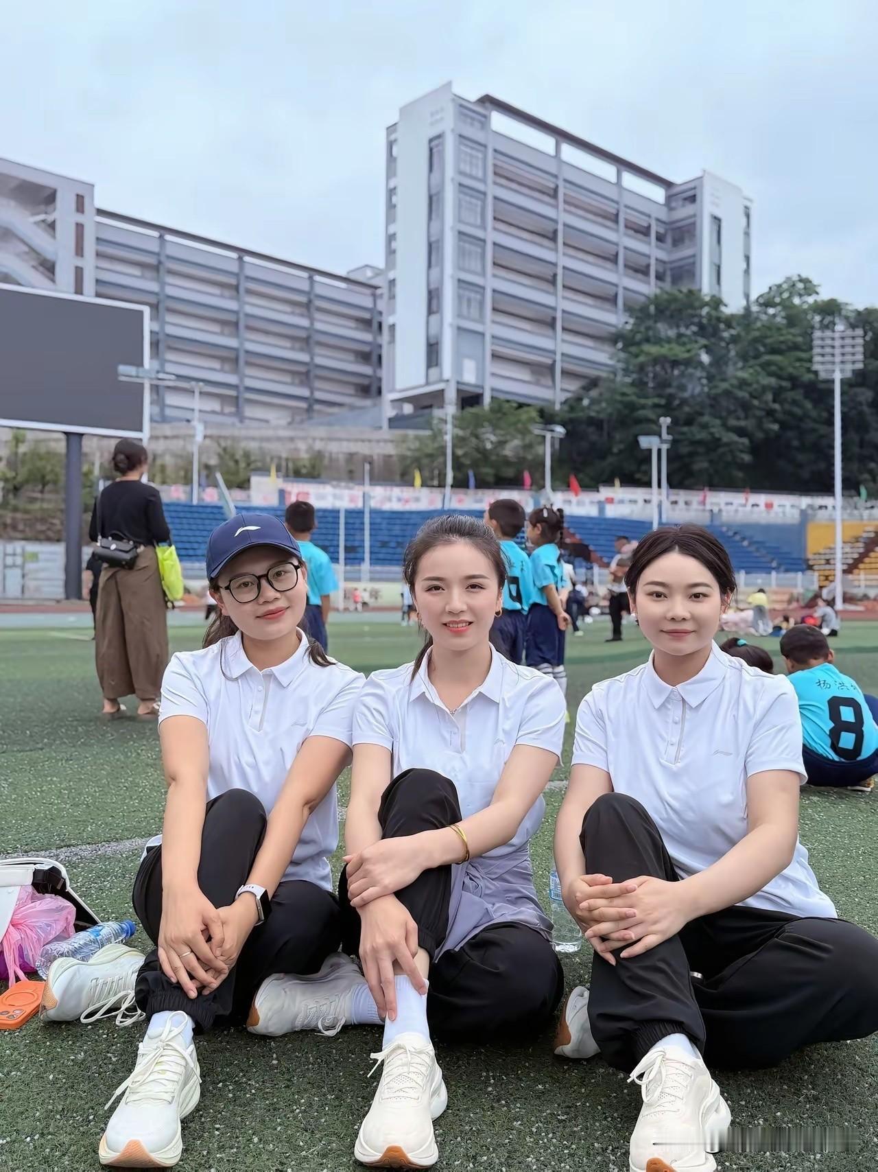 实话实说，中间的女生最漂亮，不接受反驳！