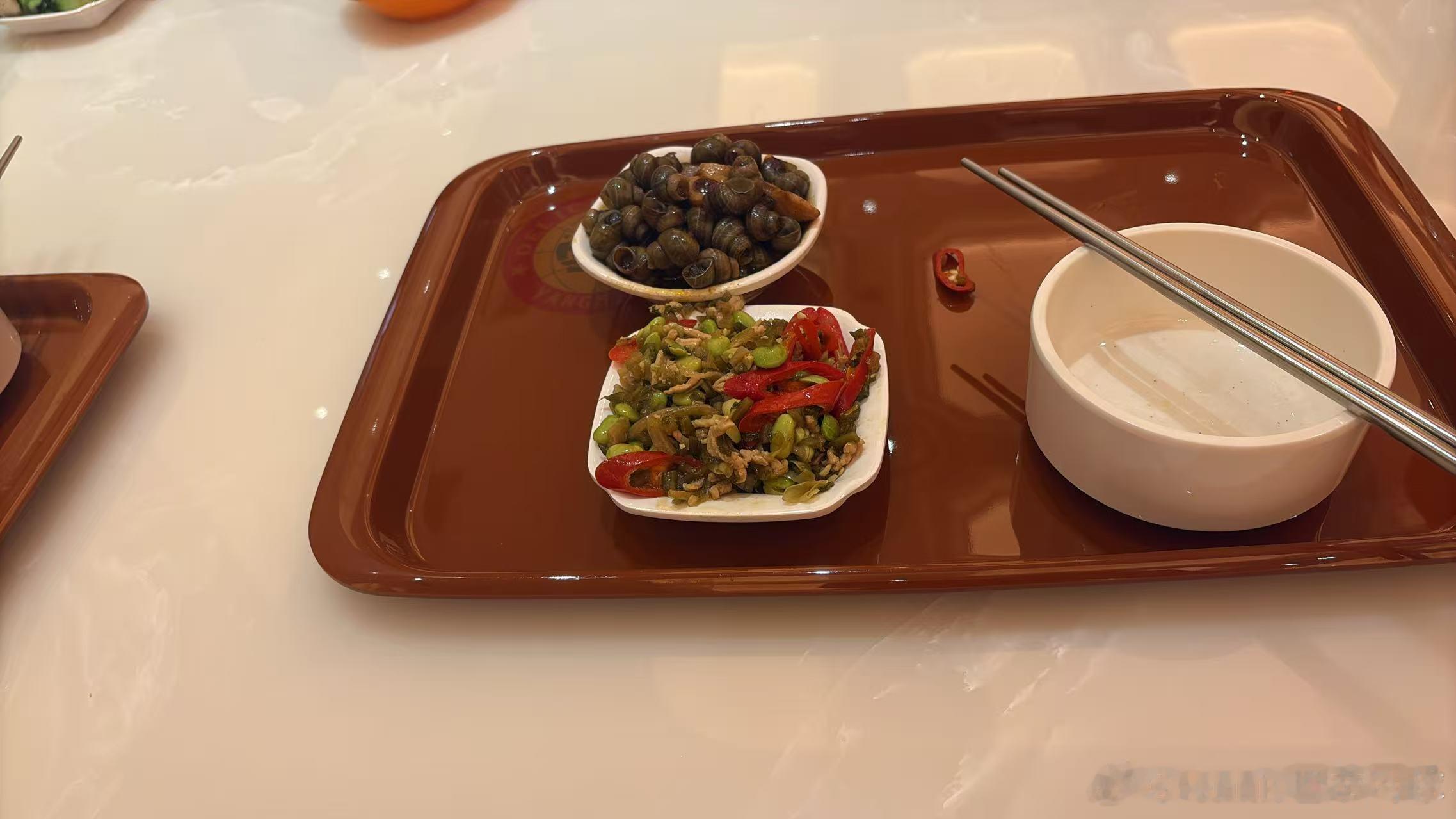 这工作餐倒也秀气，就是吃不饱啊