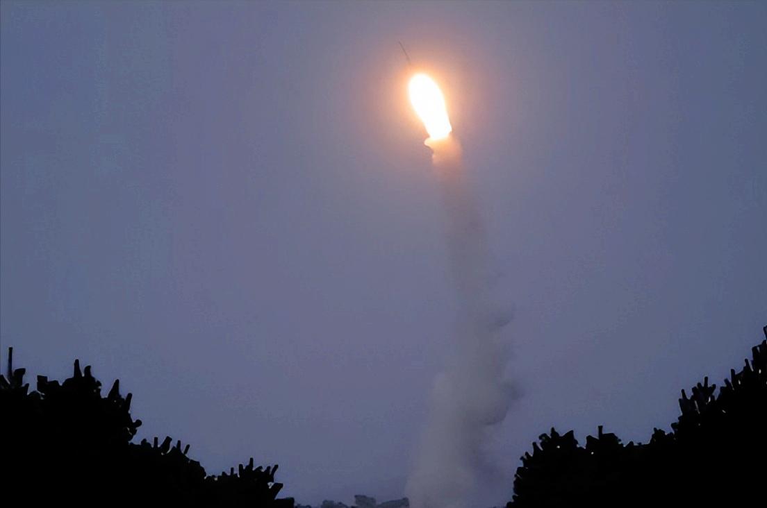 今早的东北亚直接拉响“双响警报”！日本刚消停，朝鲜就往日本海射了弹道导弹，这可是