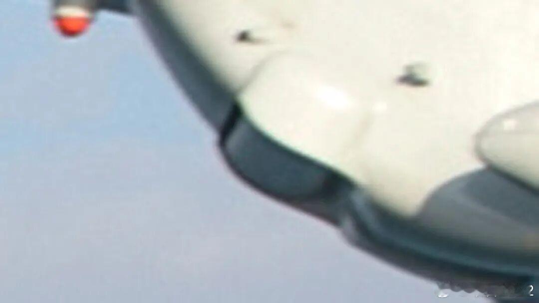 湖北舰最新实战训练画面警戒直升机075小平顶都标配预警直升机湖北舰最新实战训练画