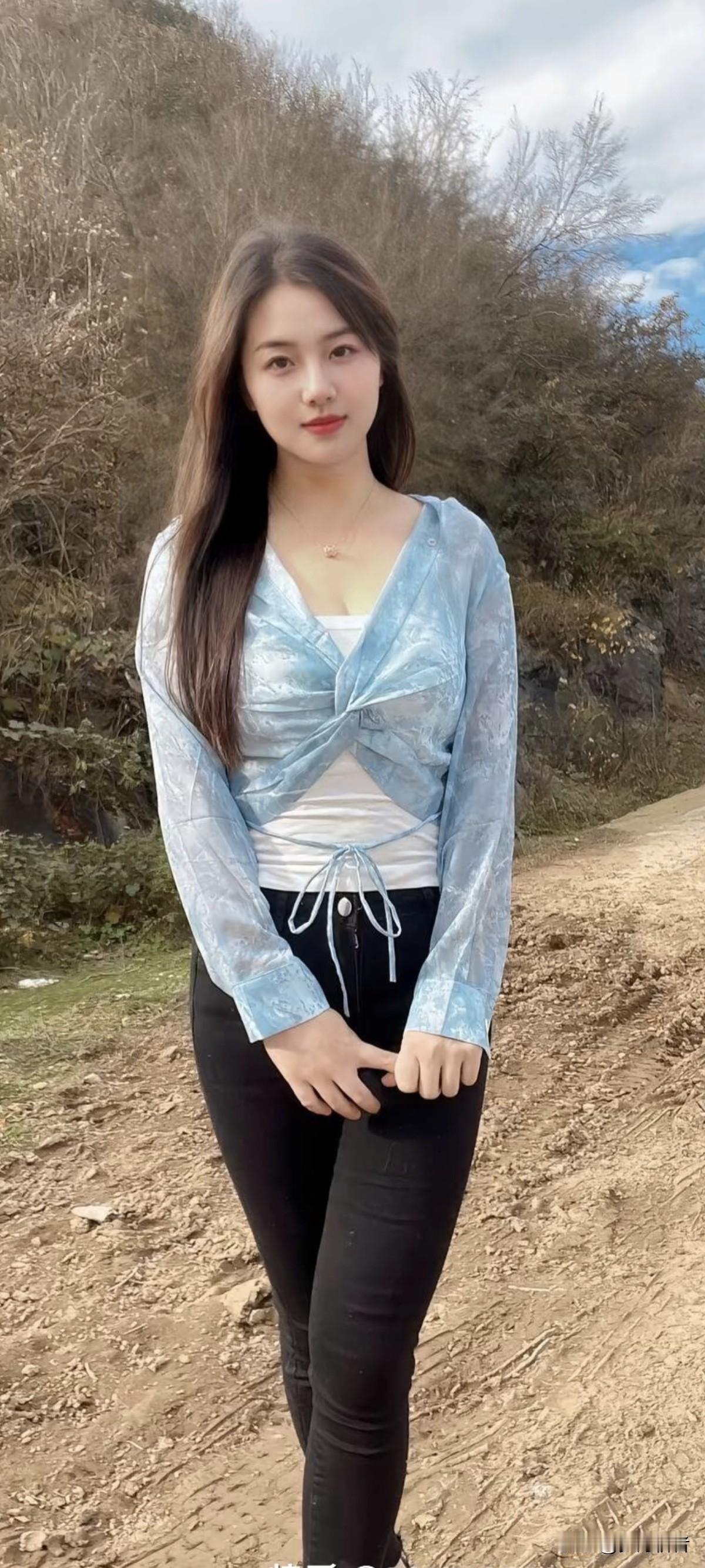 在这纷繁喧嚣的世界中，这般少女宛如一股清澈的溪流，让人领略到最本真的美好。她的赤