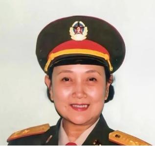 ☁1966年，八一厂已经很乱了，当时厂里私底下流传着一句话：“男的，不如女