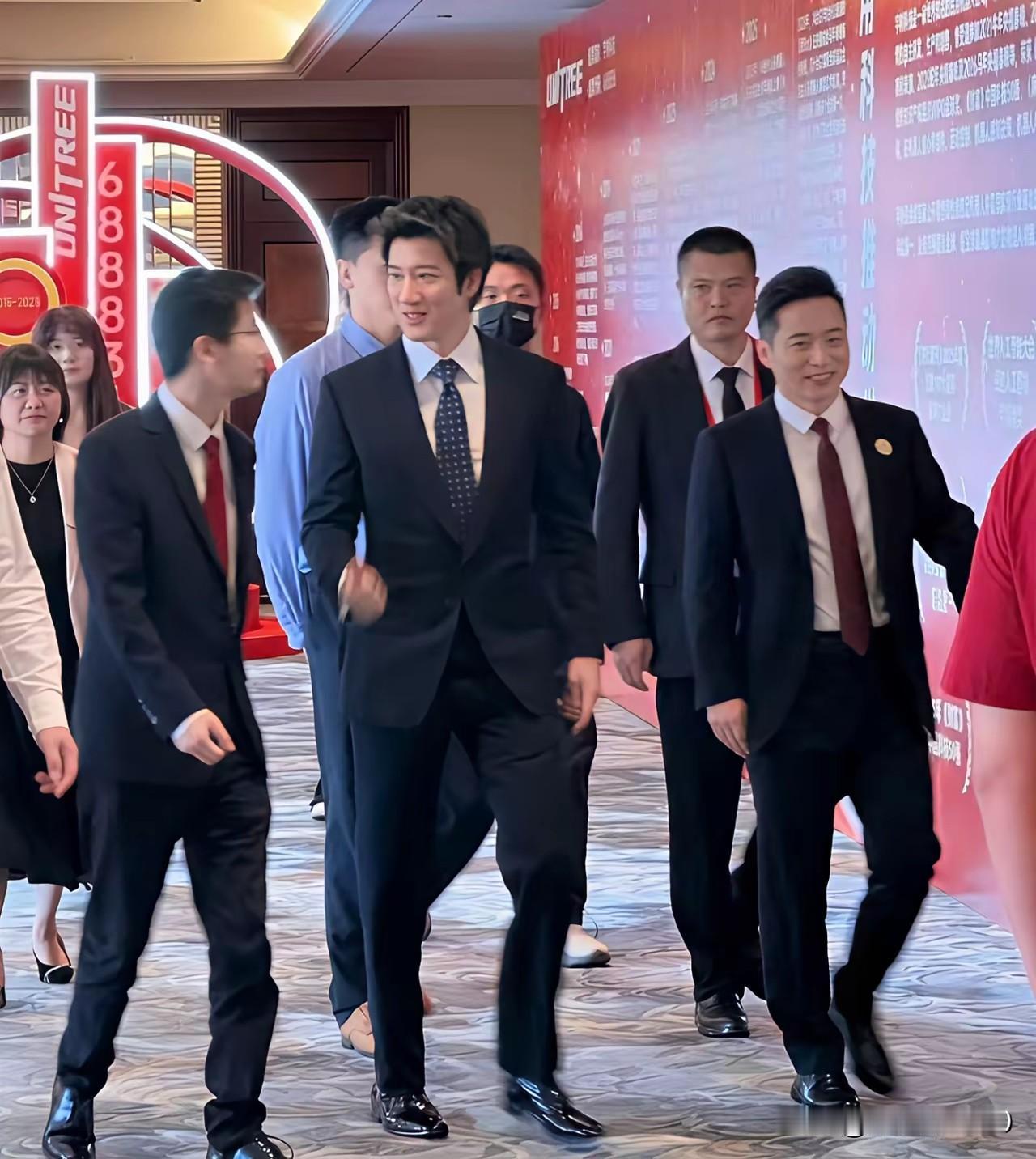 难道王力宏也要搞投资了，竟然和科技大佬王兴兴他们走到了一起，还和王兴兴，沈南鹏他