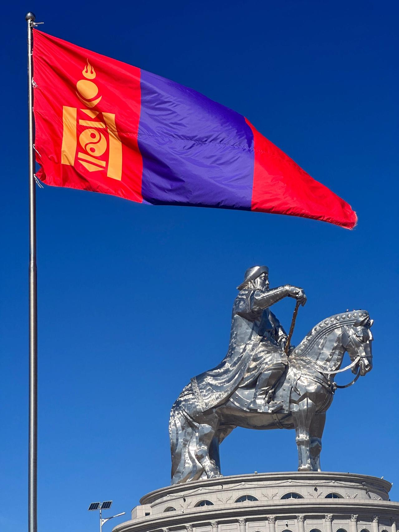 蒙古国乱成一团，反华到底图啥？蒙古国首都乌兰巴托的街头又闹起来了，这回依旧是熟悉