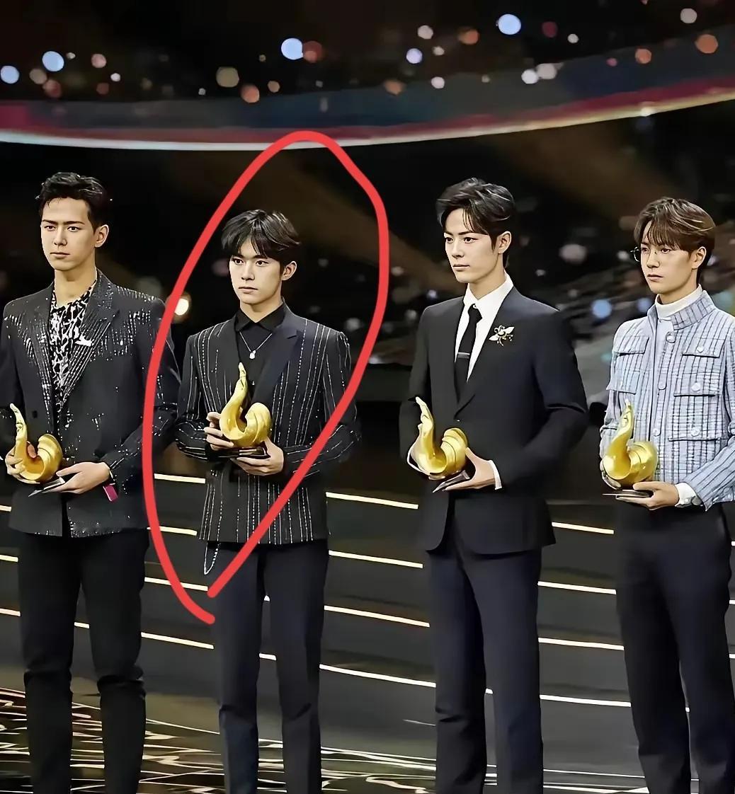 易烊千玺拿金鸡影帝，早不是意外！论身高比不过李现，论颜值没肖战扎眼，论名气曾输王