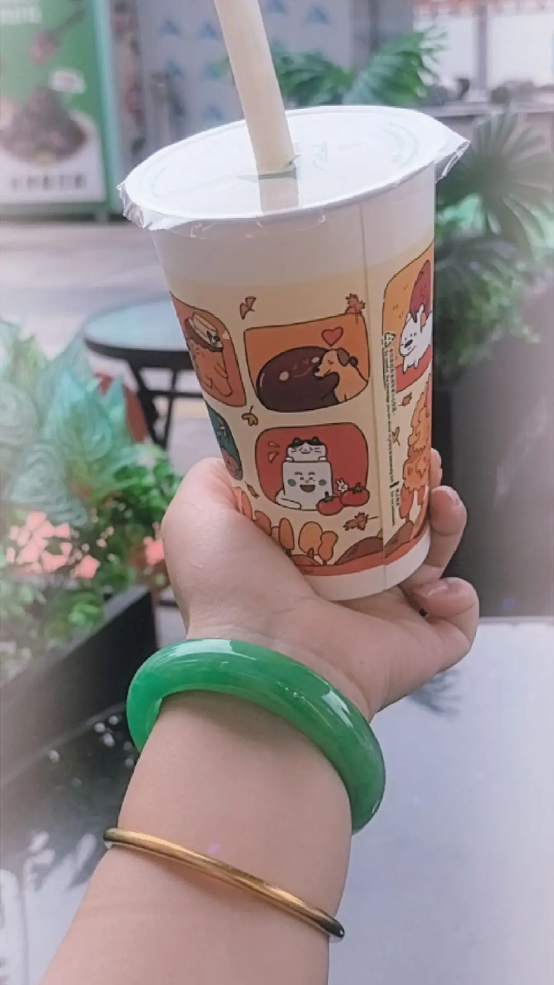 很久没逛街喝奶茶了，今天请假出来喝杯奶茶