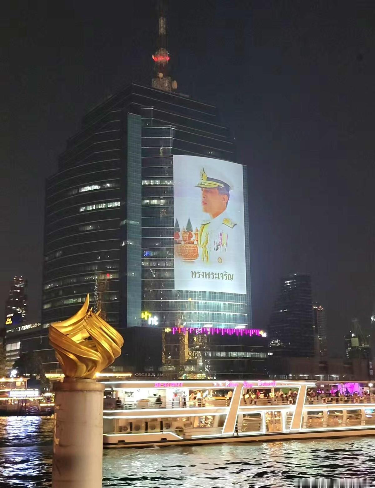 他信回来了，带着1年刑期和王室特赦。这事儿没那么简单，泰国王室的权，比谁都大。