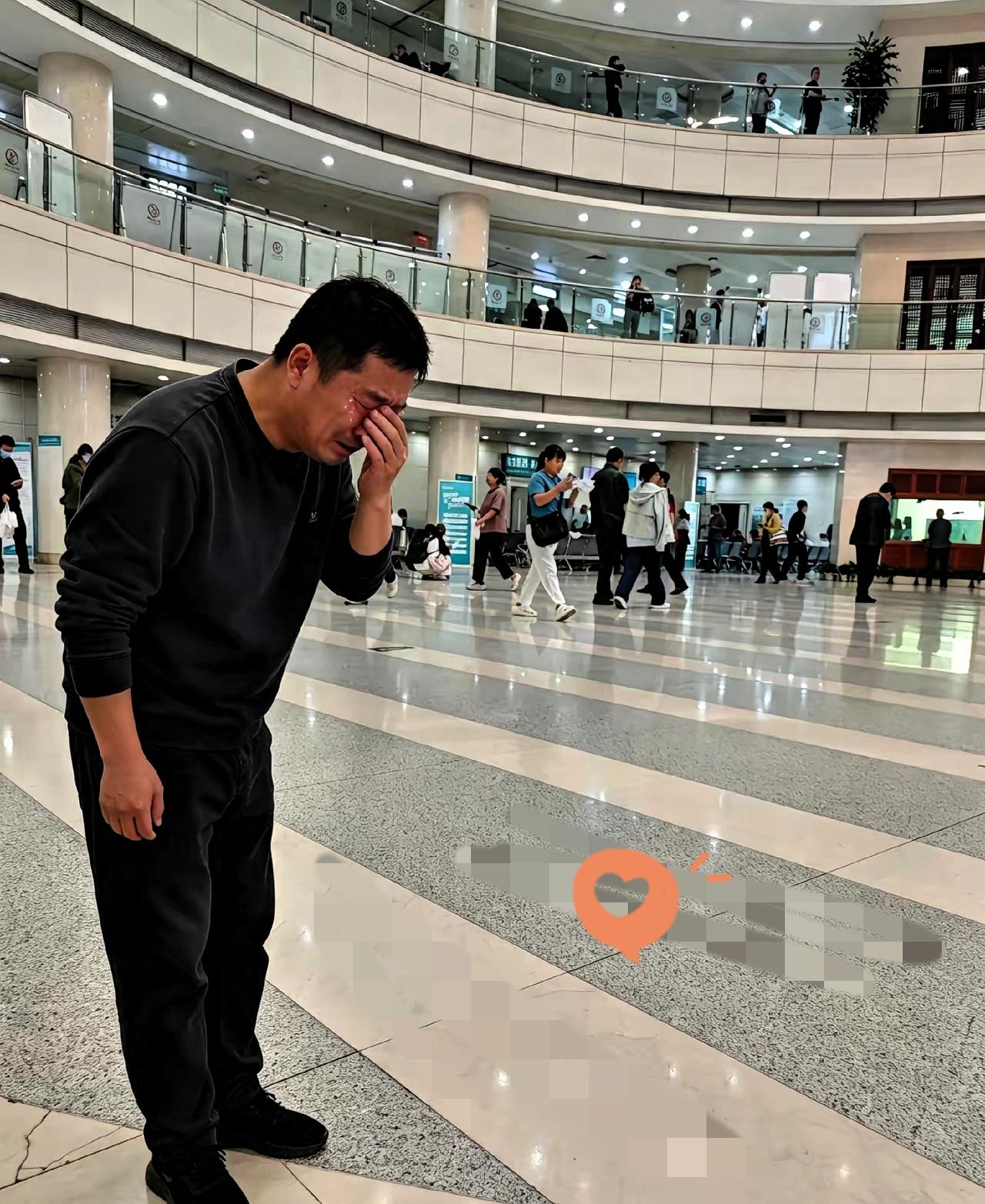 一男子在门诊楼悲痛大哭，原来是因为他刚确诊肺腺癌，即将结婚的女儿却突然残疾了。