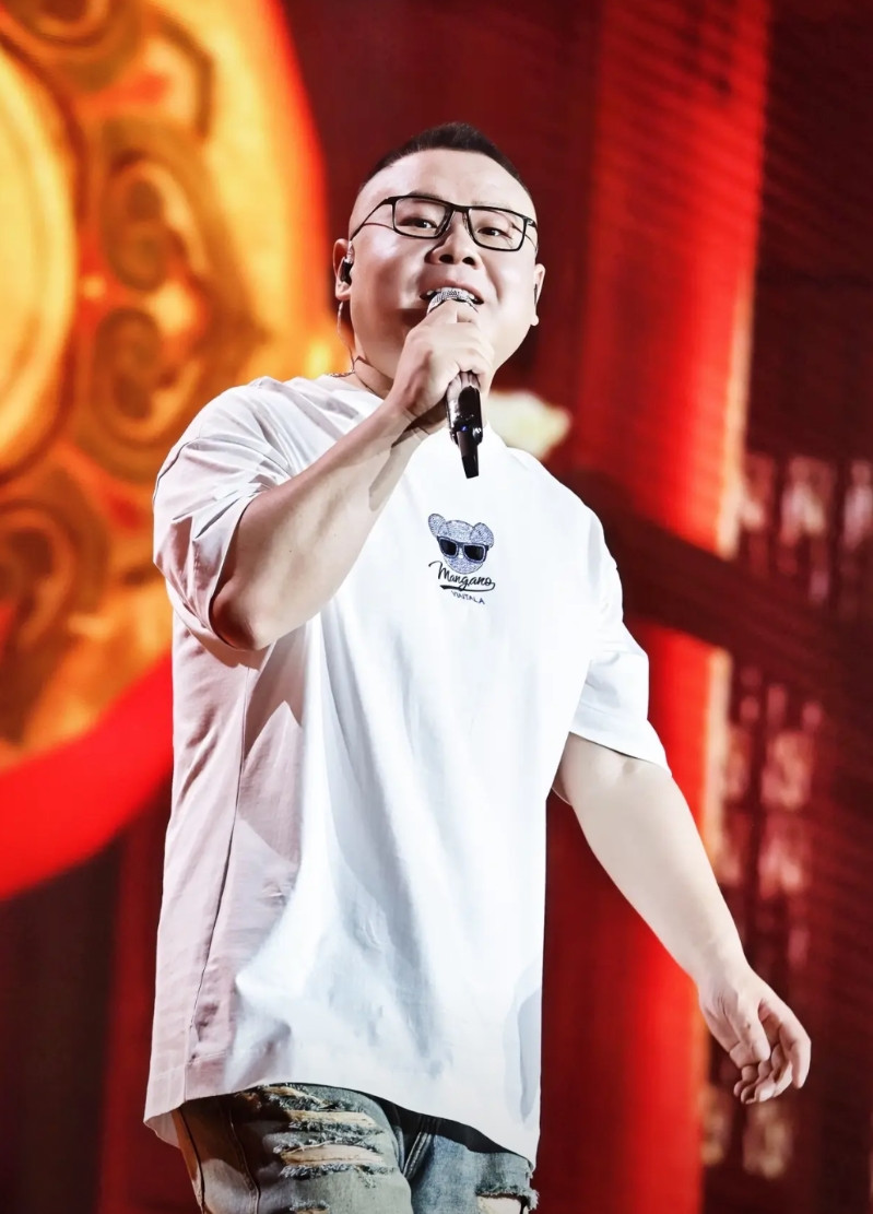 闺蜜去看了岳云鹏演唱会。回来跟我说，他和电视上不一样。她说，当初冲他去，