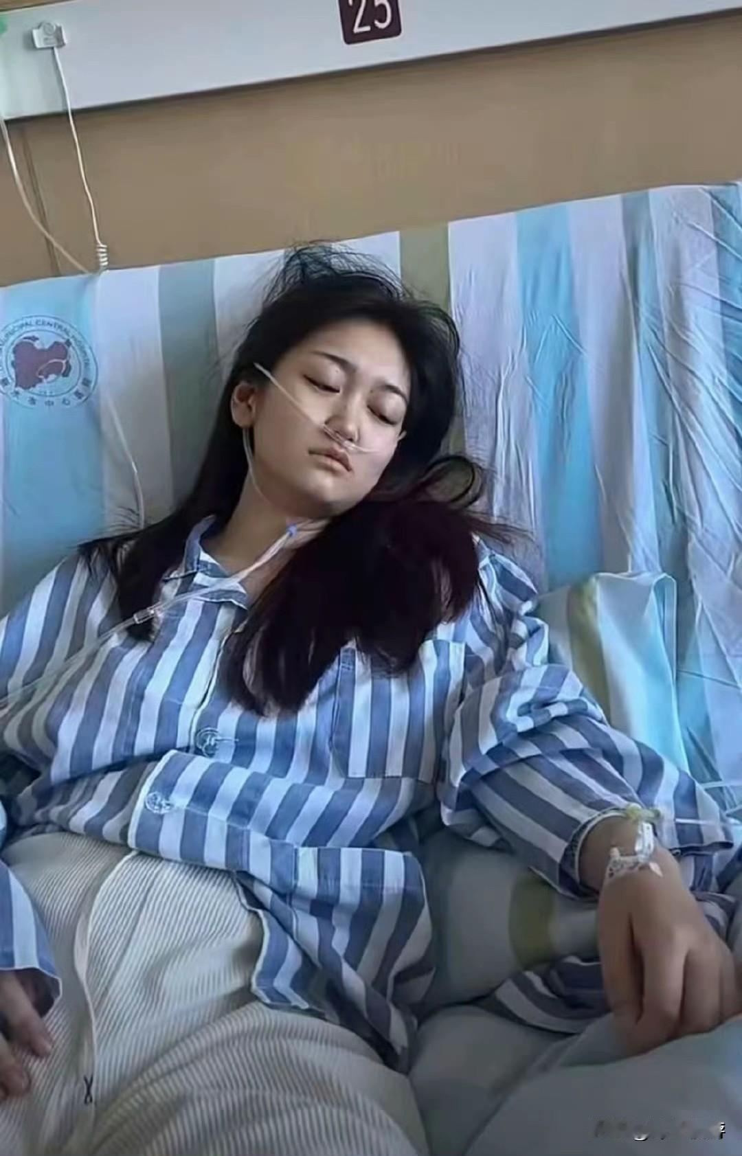 命运对这个女孩真的太残酷了。先是在公厕被无故殴打落下终身伤病，现在又确诊白血病，