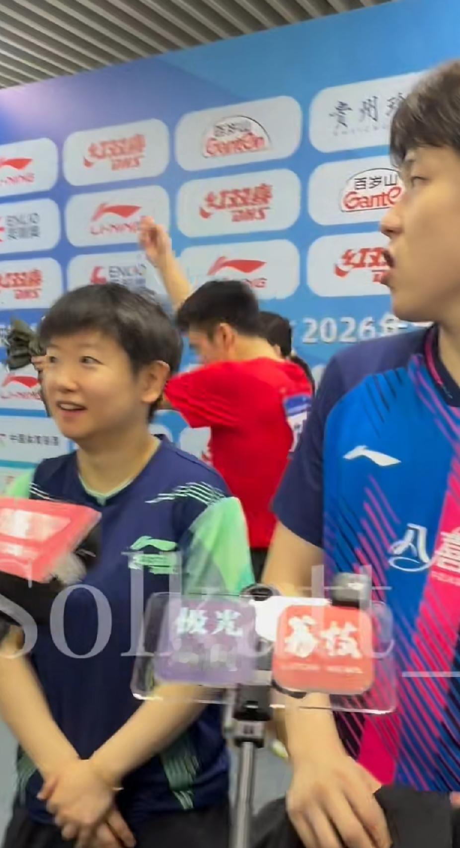 莎头3:0赢下“神雕侠侣”组合，赛后采访氛围感直接拉满！采访途中牛冠凯、段冬妍