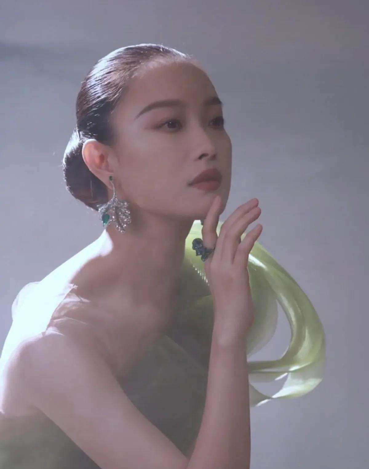 外表气质清冷，内在性格温和，犹如邻家女孩。演技完美在线，敬业、思想有深度、知性又