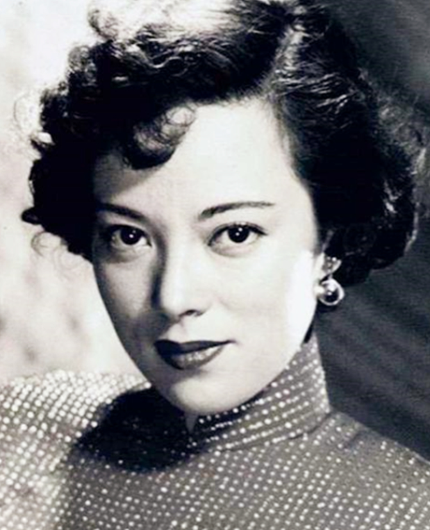 1945年，李香兰与川岛芳子共同被判为汉奸罪执行枪决，临刑前她解开衣带，从贴身内