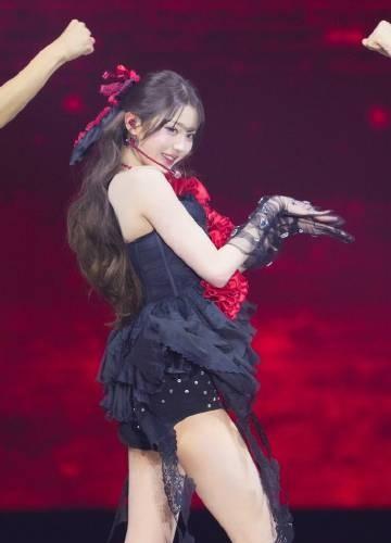 张元英一穿红，全场熄火。不是温柔仙，是带刺的玫瑰，开在舞台中央。别人靠滤镜，