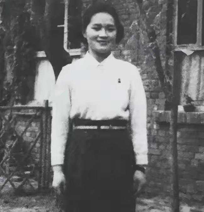 1973年，钱钟书的女儿钱瑗因洗衣服被邻居打了一耳光，他62岁的妻子杨绛立即冲上