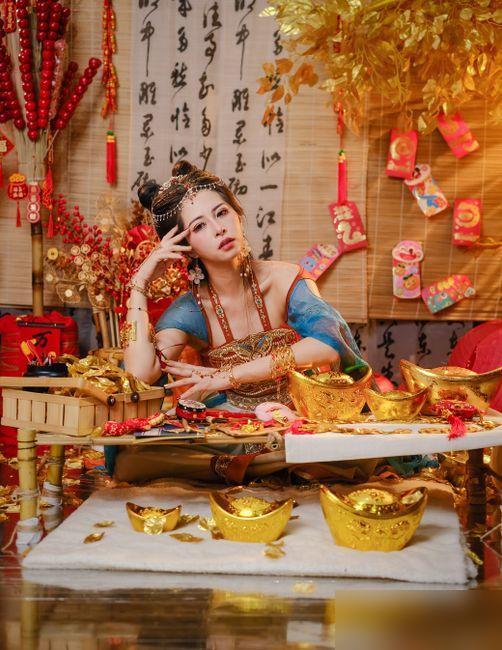 我们公司有个女孩，去年在横店一个剧组当场务。前几年我也在横店跟过四五组，真的