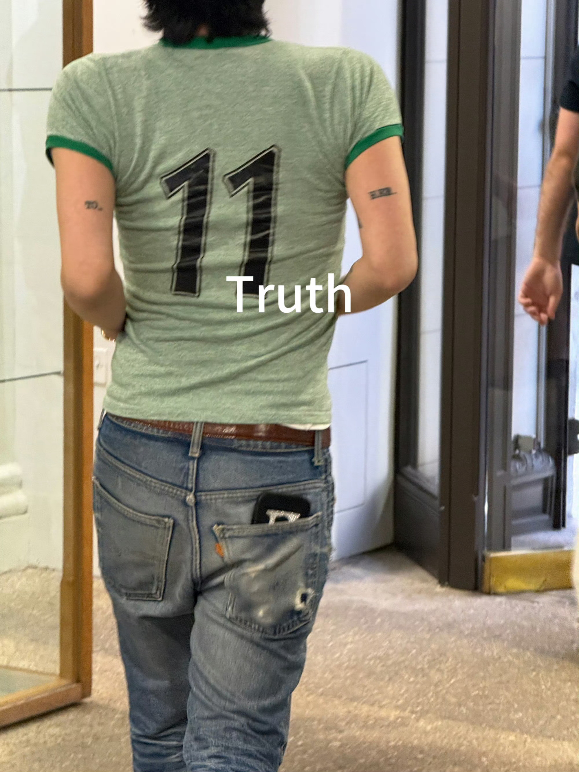 谁去和他说一下手机放在这在伦敦容易被偷