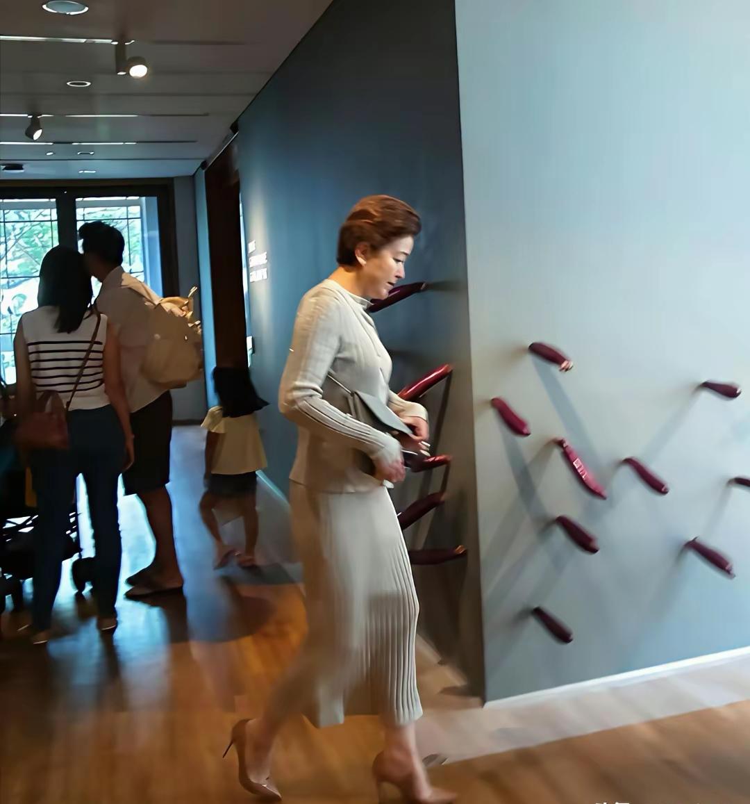 57岁的杨澜在新加坡被偶遇，照片里她穿着剪裁得体的连衣裙，举手投足还是那股子从容