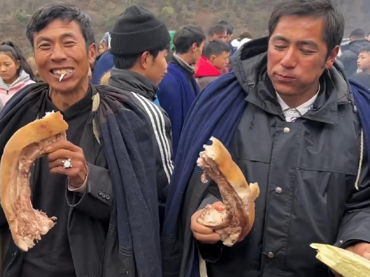 这是坨坨肉，也太大坨了吧？在春节期间，在四川省凉山州，随处可以看见大块吃肉的场