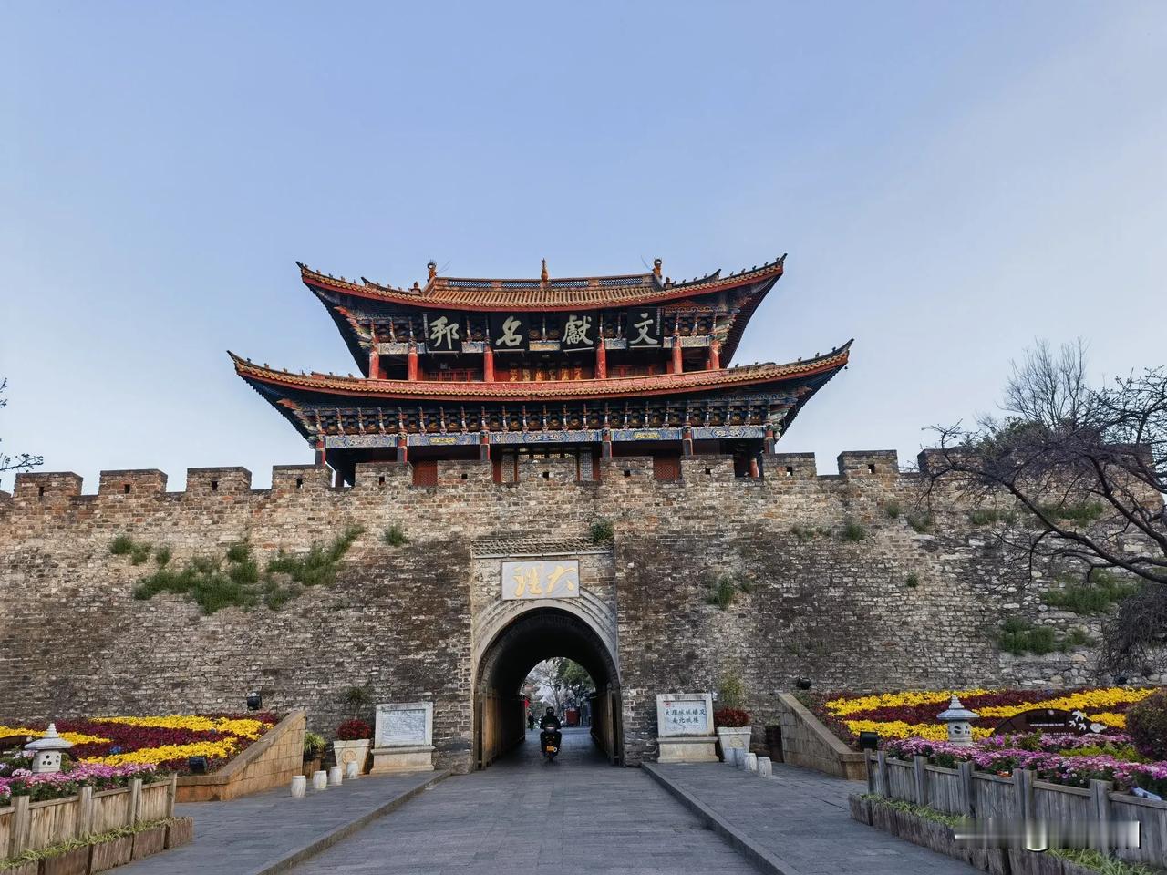 迎着朝阳漫步大理城，站在五华楼上远望苍山，近看古城的青石板路，街的两旁各种各样店