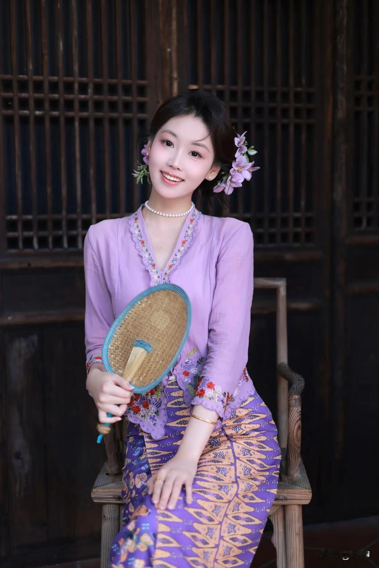 花香满院，花阴满地，夜静月明风细。