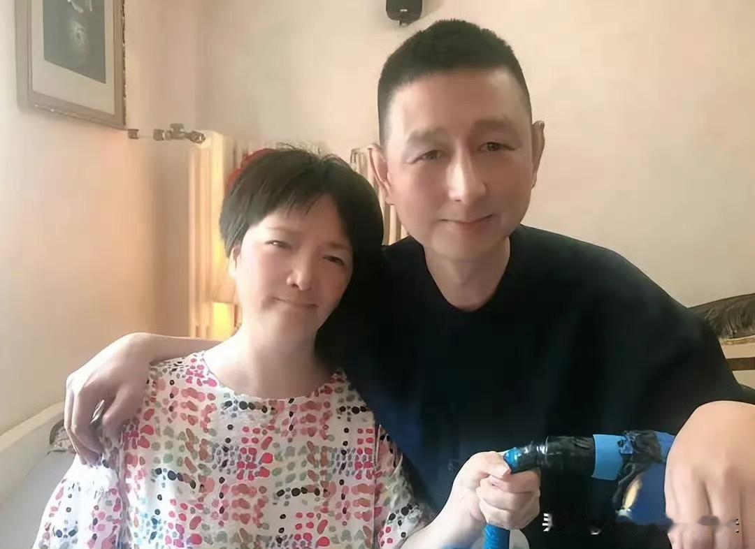 看了何晴临终前那张照片更让人心疼的是她妹妹。照片里何晴短发凌乱，歪靠在朋友肩