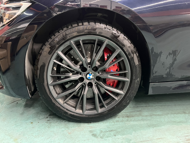 330li更换官方MP刹车分享1.购入价格价格不到2W且有赠品。2.优点