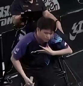 我们错怪林诗栋了，昨天他2:3输给陈俊松，并不是消极怠战！大家看他这个动作，