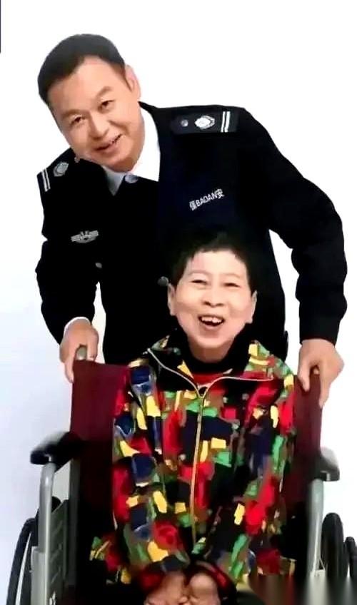 21岁，替老板挡刀，命保住了，人却彻底瘫了。街坊四邻都在心里给她悄悄判了死刑：