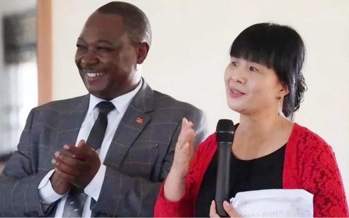 1996年，清华才女王丽红不顾周围人的反对，毅然地嫁给了一位非洲小伙，连生4子。