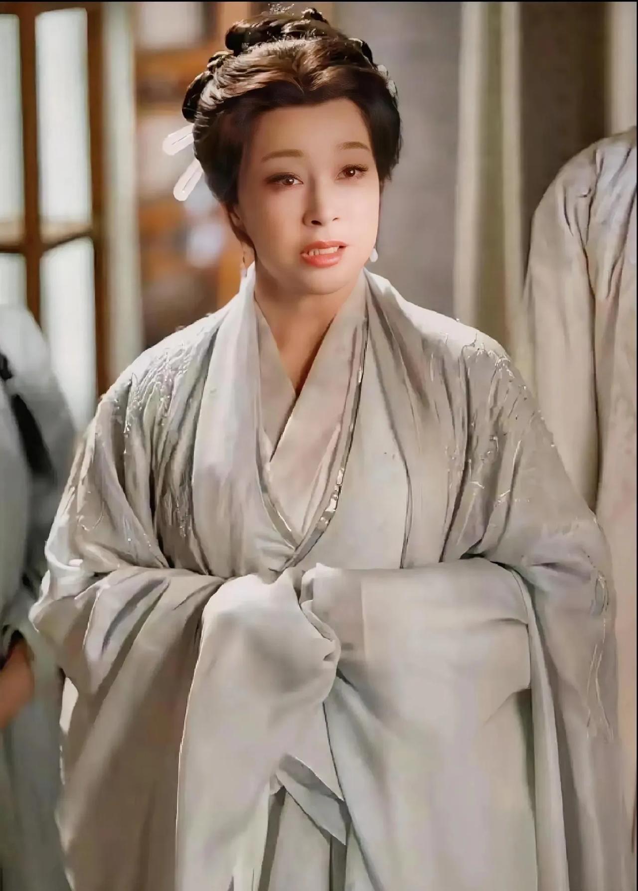 这是刘晓庆演短剧女主时，拍摄花絮。在拍摄这一段，男主吃醋亲刘晓庆时，刘晓庆感觉