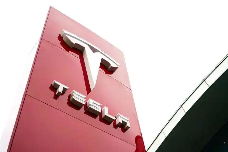 特斯拉又整活！马斯克官宣：2月14日后，FSD买断版全球停售，全面转订阅制！这