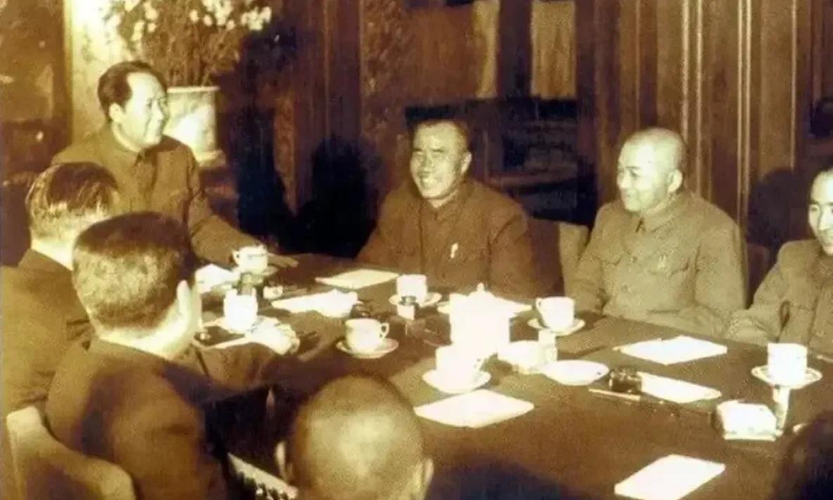 抗美援朝，支持出兵的不过也就两个半人。两个人是毛主席和彭老总，而那个半支持的，是