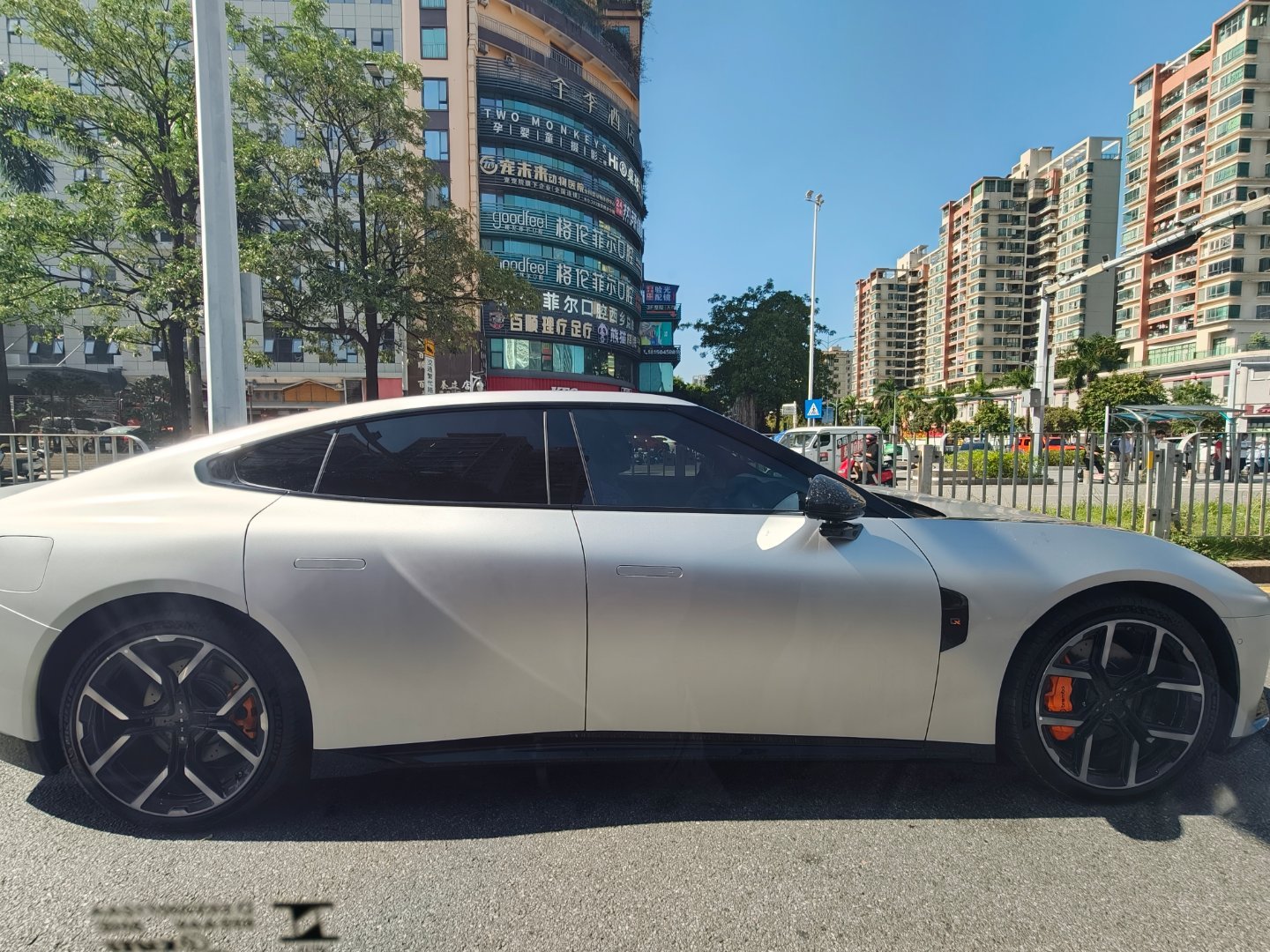 路上遇到一台小鹏P7，还是四驱版的。真的帅啊，每次见都超帅。[滑稽笑]​​​