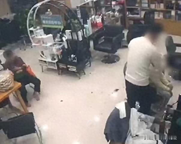 山东济南，一男理发师为一位13岁女孩提供理发服务，理发结束后，为清理落入衣领的碎