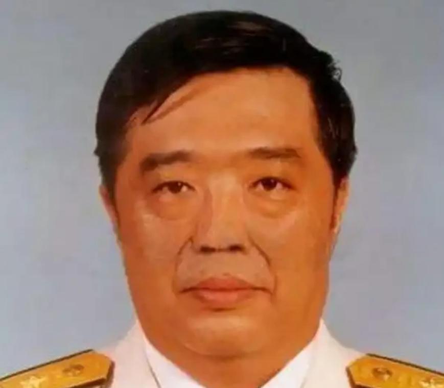 1998年，香港，贺龙之子贺鹏飞，看四下没人，闪身冲进一间商人办公室，凑到那人耳