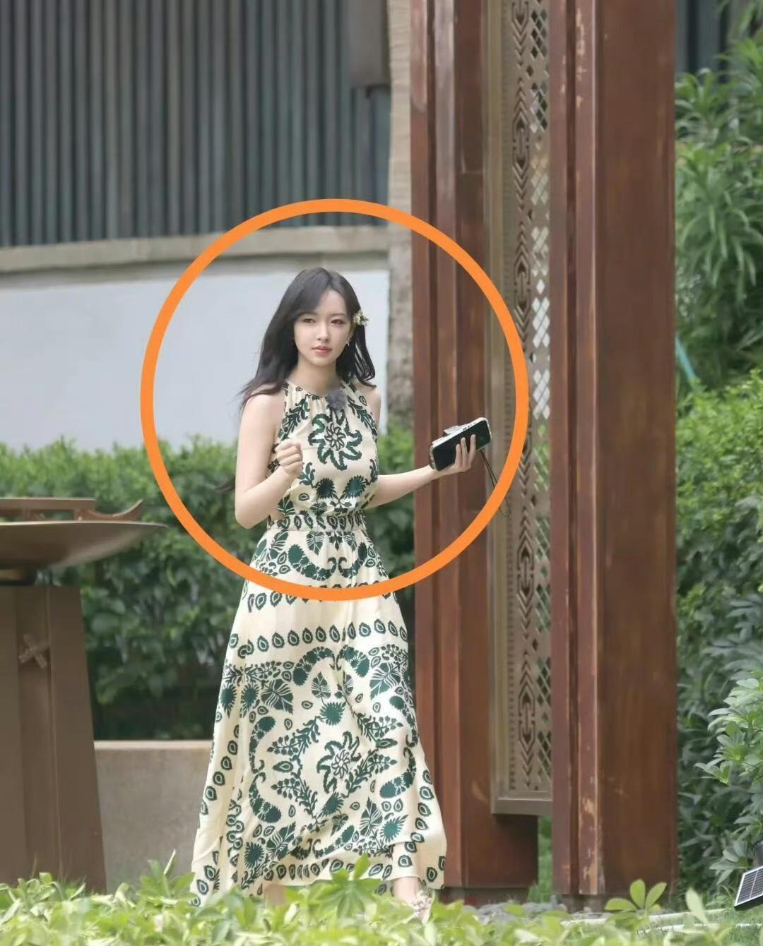 程潇一出场，全场目光都黏她头发上了。不是假发，不是染的，是那种你伸手想摸一下，