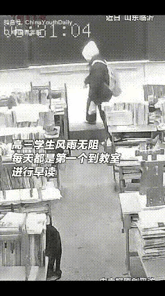 泪目！山东，一高三班主任打开监控，想看看学生到校早读的情况，谁知，他意外发现有个