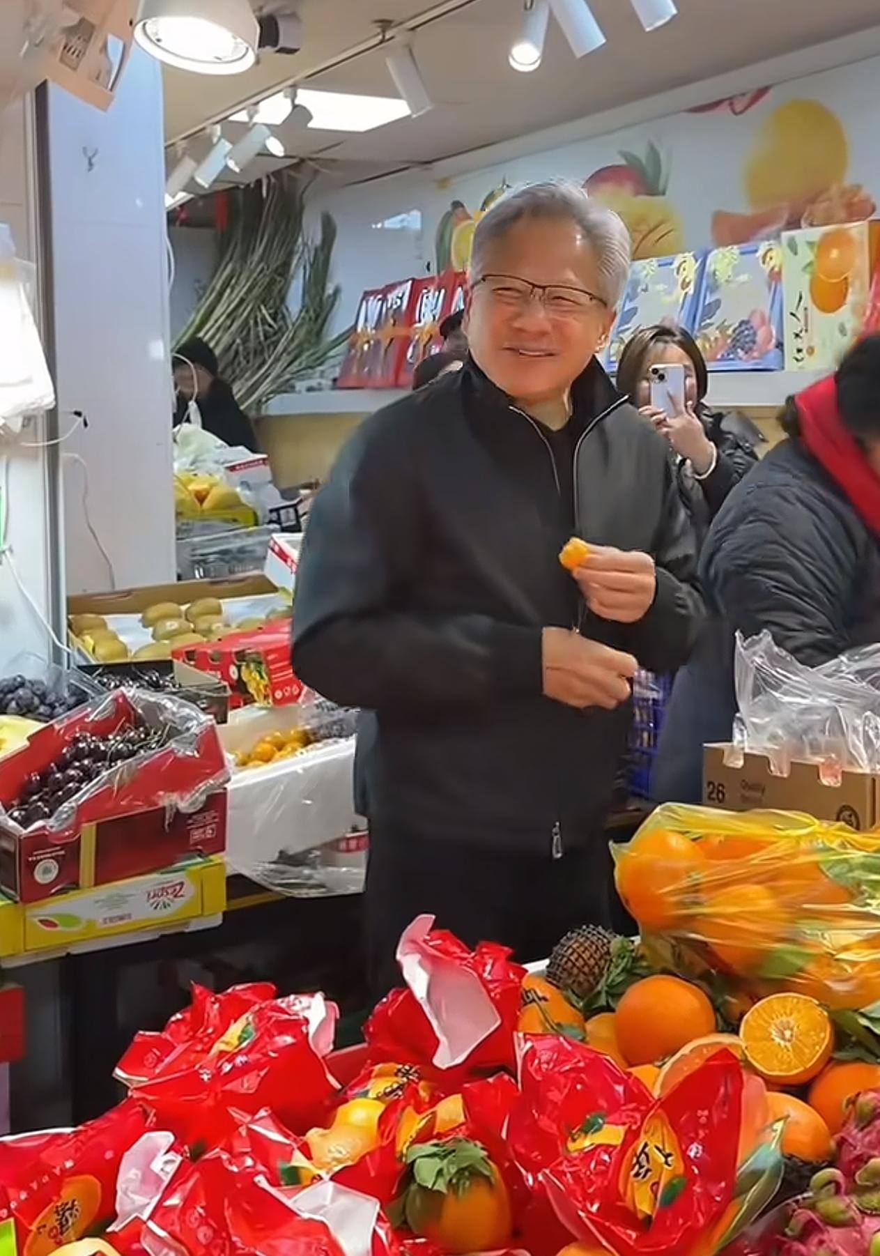 看到黄仁勋买水果这事儿，真是把人性的短视体现得淋漓尽致。身价万亿的硅谷大佬逛