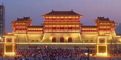 昨天晚上去了洛阳应天门，虽然是复建，但是依然震撼，女皇厉害，中华民族厉害。洛阳让
