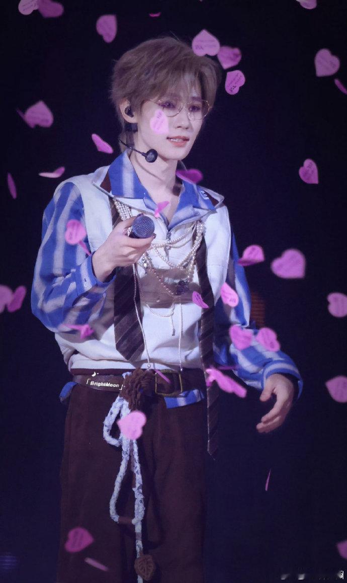 张真源今天在彩排中一如既往地用心，认真对待每一个细节。他没有因耳返问题而抱怨，反