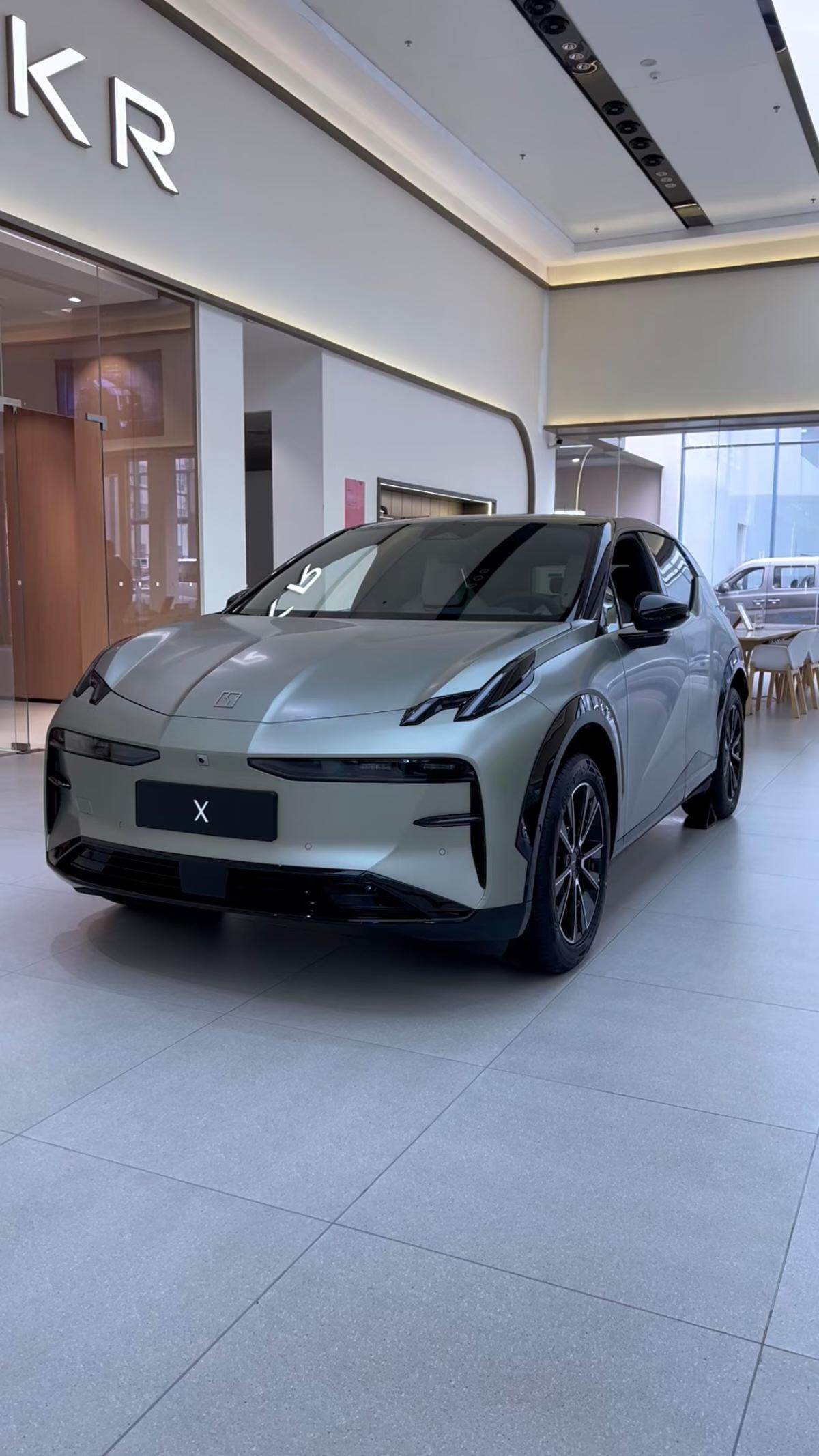 极氪X这次换代和它的定位一样，让人捉摸不透它想干什么；定位太小众，但用料不错让车