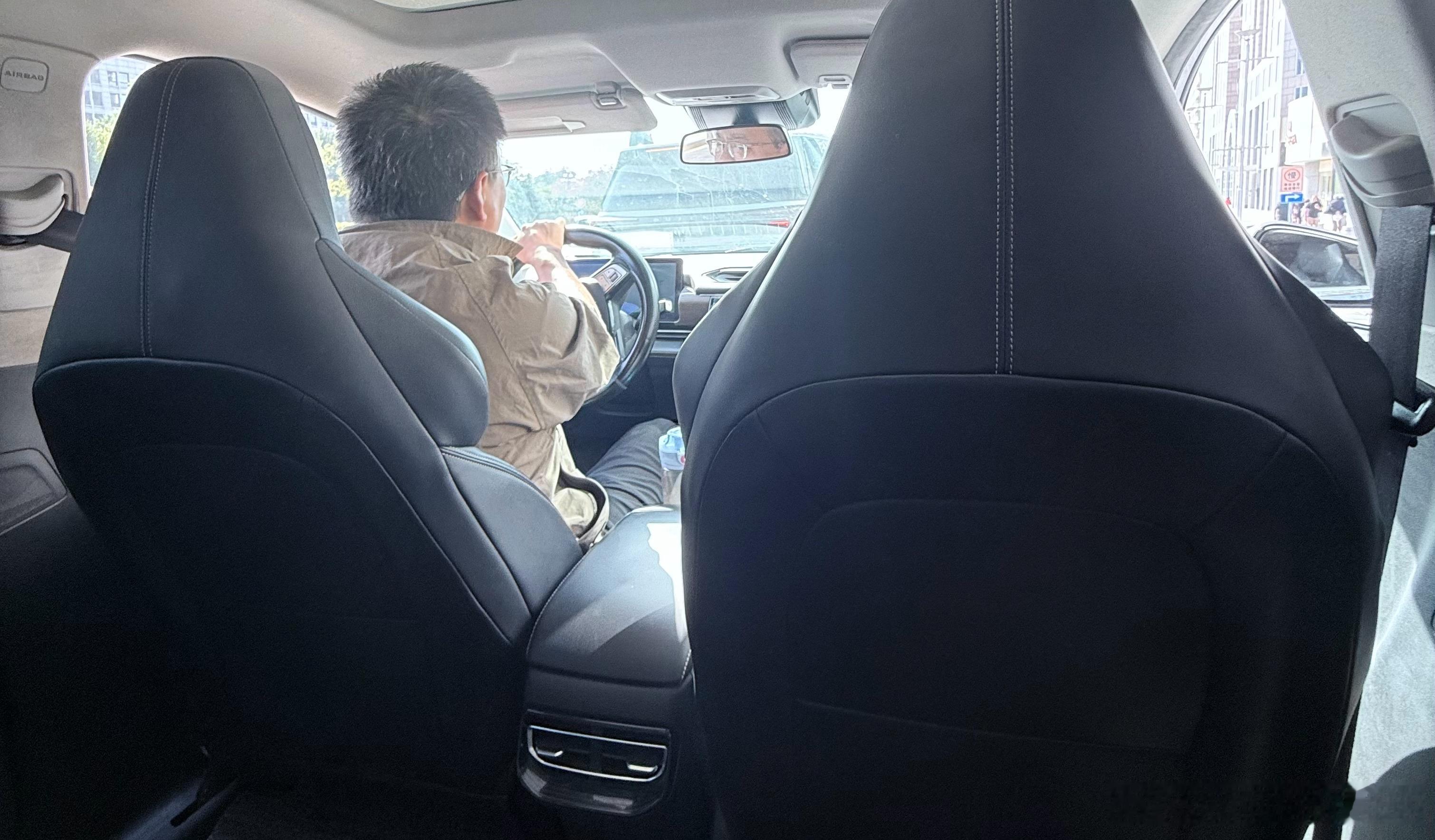 打了辆小鹏P5，23年的车，当时售价十五六万。司机说这车是租的，月租金4500元