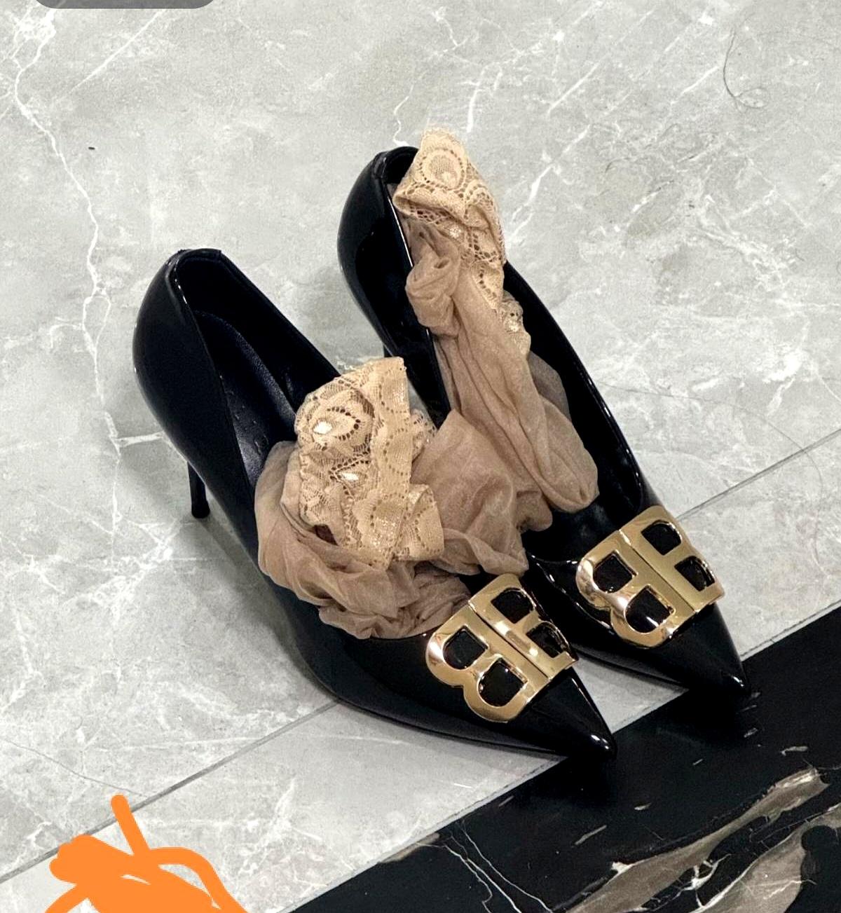 下班一开门，好家伙！老婆那双黑高跟和蕾丝袜又躺在地上，大理石地面跟开了杂货铺似