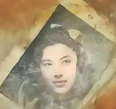 2016年，韩国送回一批志愿军烈士遗骸。在506号棺椁里，工作人员发现了一面旧铜