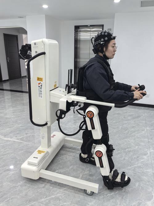 让下肢瘫痪者意念控制能独立行走！“稻米造血”替代血浆提取！多模态光学脑机接口