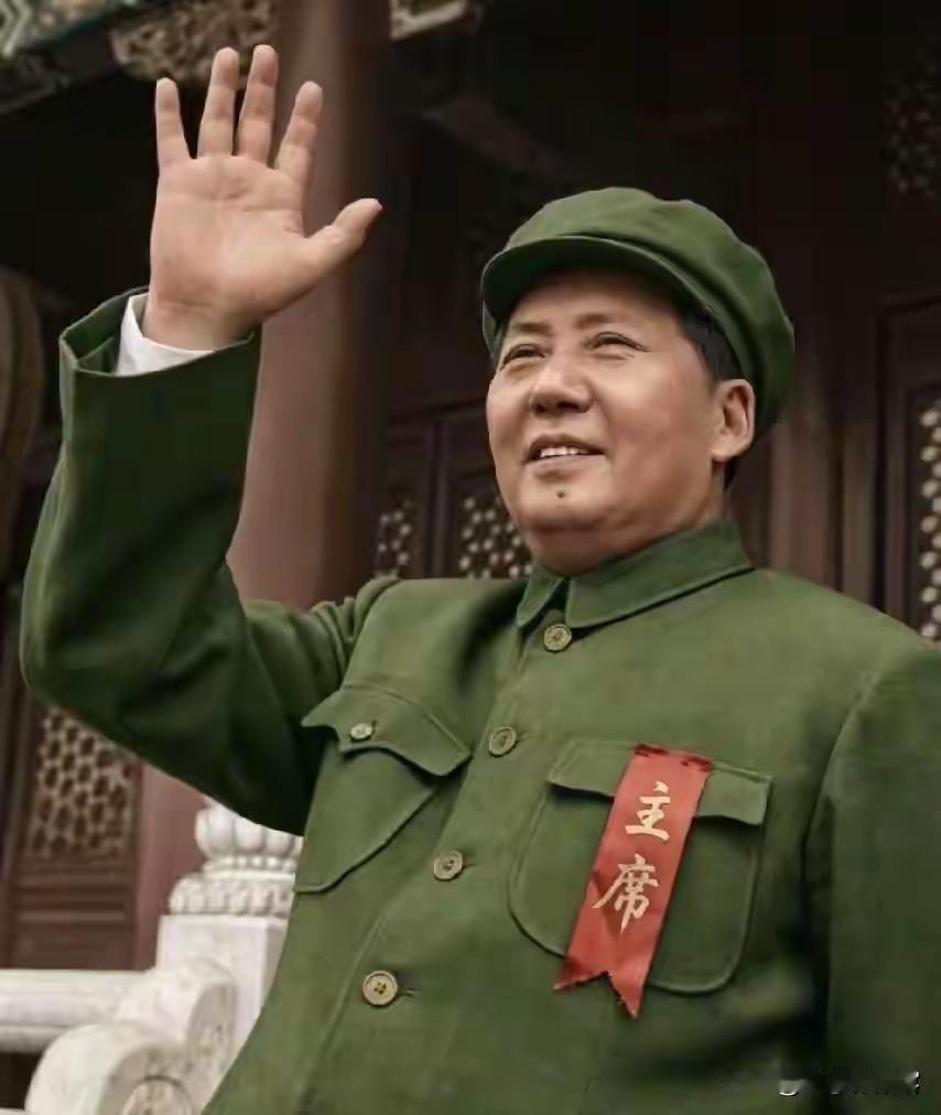 一张张挥手、走访群众的珍贵影像，是一代人刻在心底的温暖记忆。伟人一生心系苍生、为