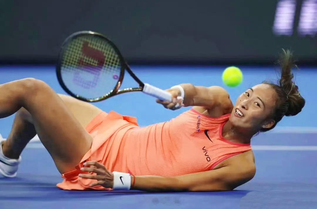 同样是摔倒了救球，外国球员就是“她好拼啊！”“比赛气质好棒啊！”“这才是体育精神