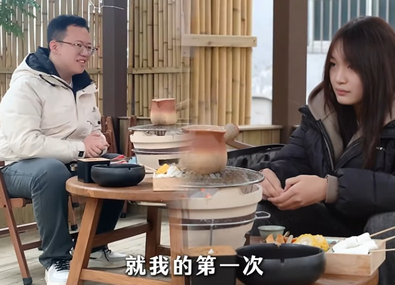 随手点了个视频。。。我去，女生啊，个子高颜值真正化妆起来不会差，没必要给他脸啊。
