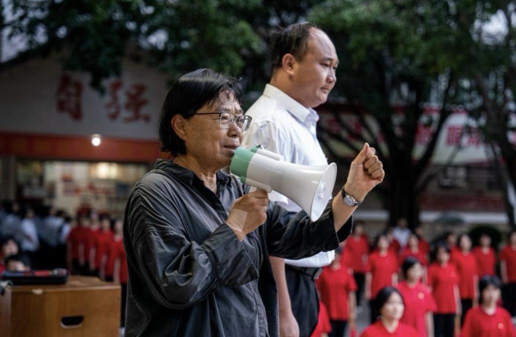 我有个亲戚曾在华坪支教了几个月，和张桂梅一起共事过。亲戚说，实际的张桂梅跟网上说